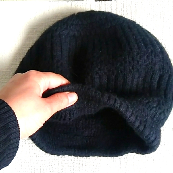 NWOT Winter hat very warm - Picture 2 of 3
